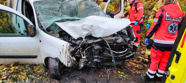 Wypadek na trasie Lipno - Goniembice. Samochód uderzył w drzewo