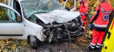 Wypadek na trasie Lipno - Goniembice. Samochód uderzył w drzewo