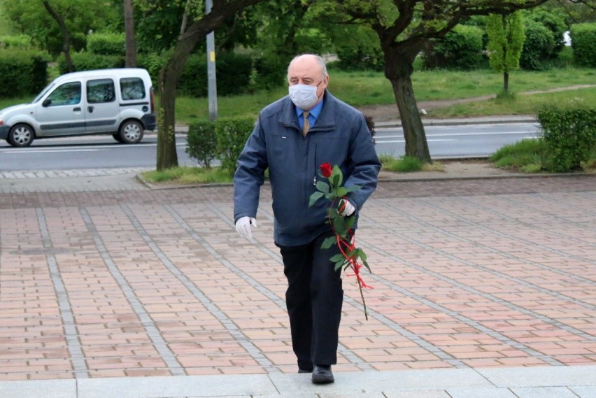Głogów: Delegacja SLD złożyła kwiaty przy pomniku z okazji Święta Pracy