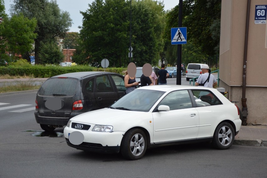 Lębork. Podają różne wersje kolizji na Niepodległości, więc policja skierowała sprawę do sądu