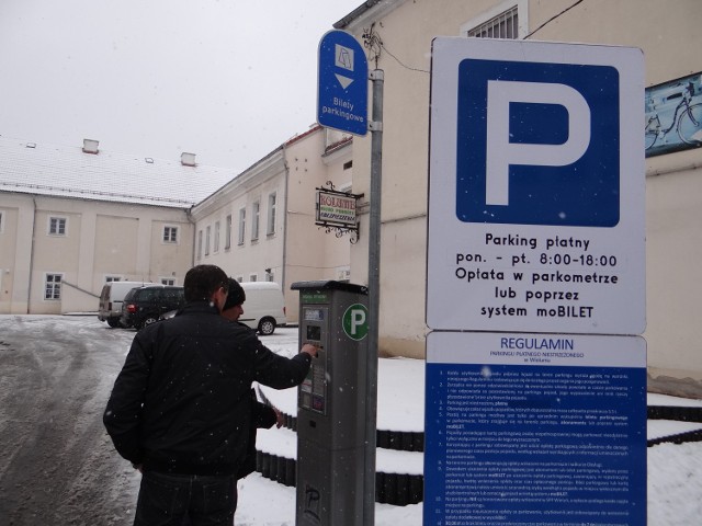 Placem przy kościele św. Józefa w Wieluniu rządzi teraz firma parkingowa