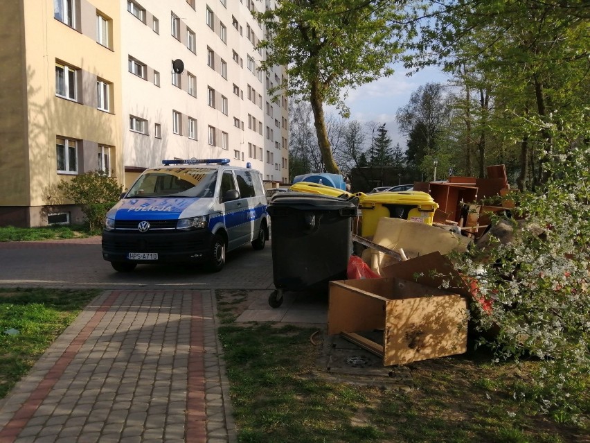 Pocisk przed wieżowcem na osiedlu Pułanki w Ostrowcu. Policyjni saperzy w akcji [WIDEO, ZDJĘCIA]