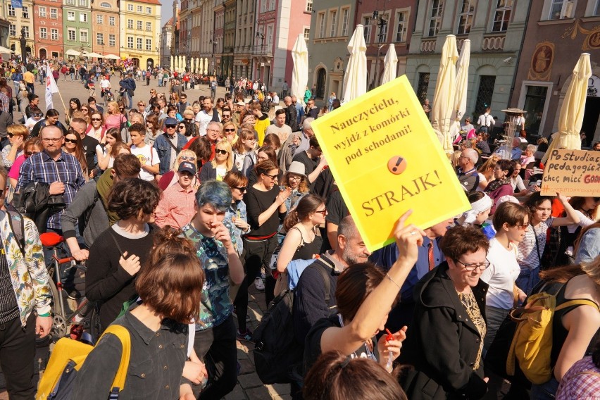 W niedzielę ulicami Poznania przemaszerowało około 150 osób,...