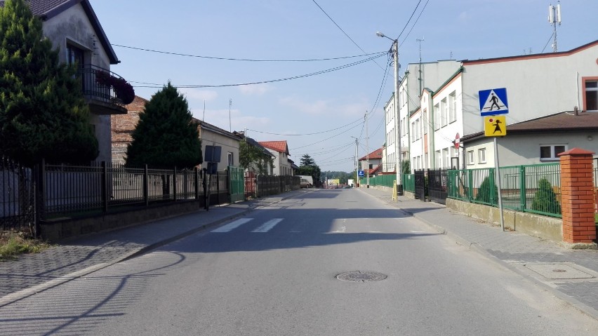 Tomaszowscy policjanci sprawdzają stan oznakowania i zabezpieczenia dróg przed szkołami i przedszkolami