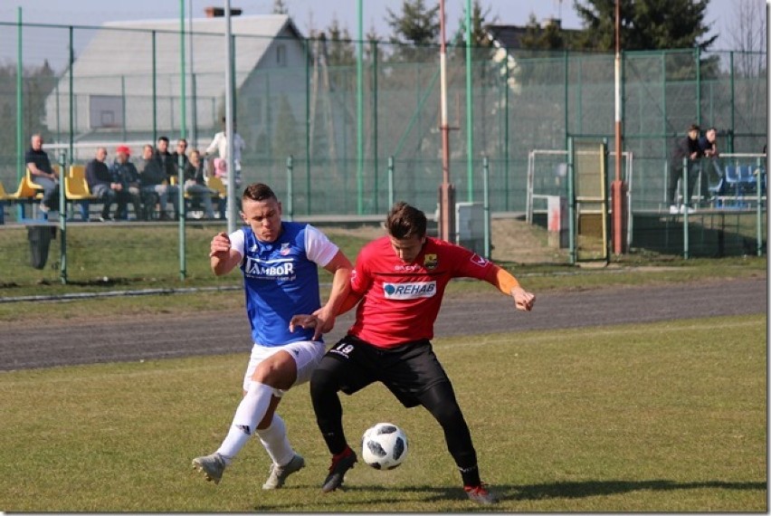 Piłka nożna: W Trąbkach Wielkich miejscowy Orzeł pokonał Czarnych Pruszcz Gdański 1:0 [ZDJĘCIA]