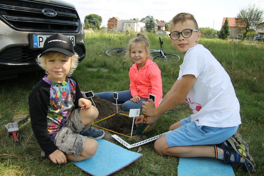 Archeolodzy kopali na boisku w Biadkach. Co znaleźli? [ZDJĘCIA]