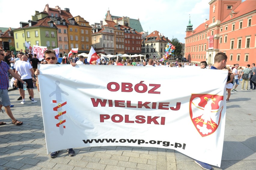 Manifestacja na Placu Zamkowym oraz pod PKiN. Dwa głosy w...