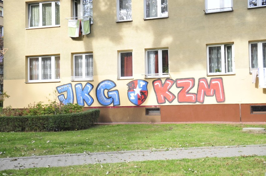 Kraków. Namalowali polską flagę na elewacji bloku mieszkalnego zniszczonego przez wandali