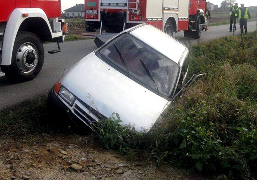 Auto w rowie, kierowca w szpitalu [FOTO]