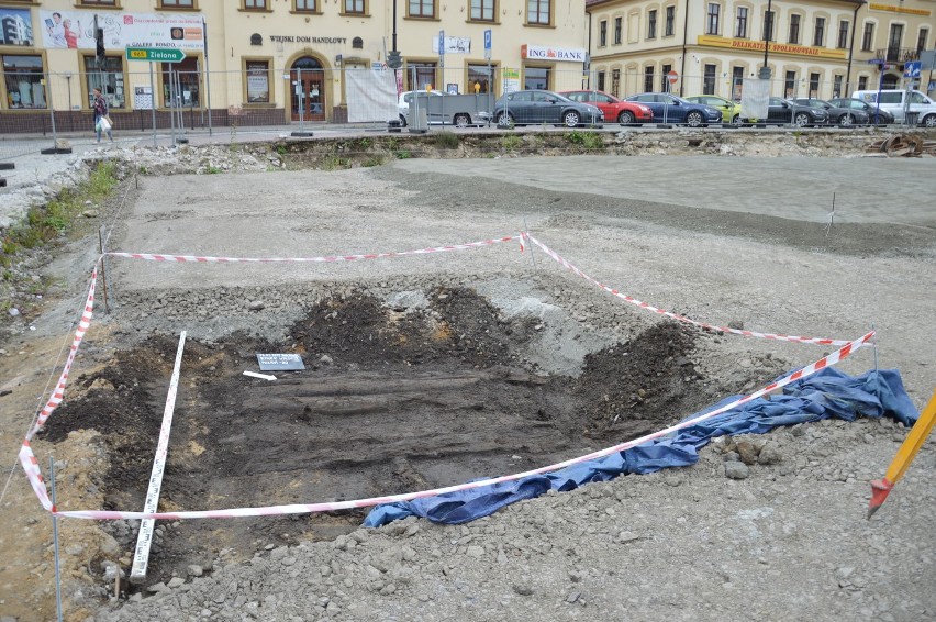 Bochnia. Wschodnia pierzeja Rynku rozkopana, archeolodzy znaleźli wiele ciekawych zabytków [ZDJĘCIA]