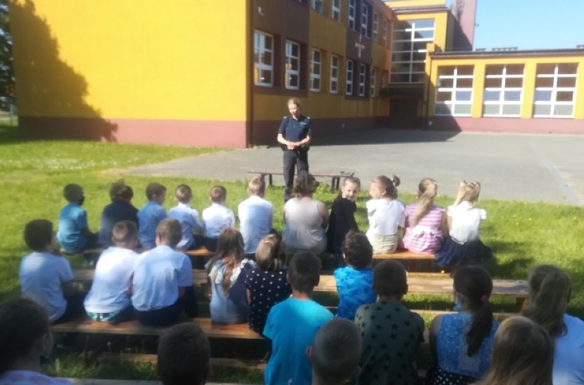 Lekcja bezpiecznych zachowań w lęborskich szkołach. W rolę nauczycieli wcielili się policjanci