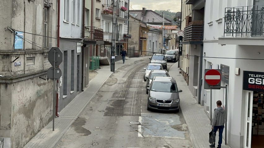 Trwa asfaltowanie ulic w centrum Brzeska za ponad 12,4 mln zł. Zobacz zdjęcia i film