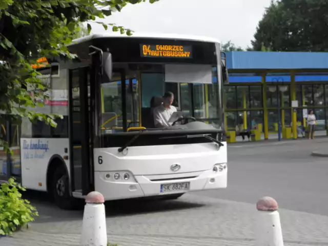 Dodaje, że podstawiając nowe i większe autobusy wypełnił też warunki umowy. - Pojazdy właściwie okleił i jednocześnie zobowiązał się, że będą jeździć za określoną stawkę wozokilometrów ustalonych jeszcze w drodze przetargu, czyli za stawkę małych busów, które na ulice Żor wyjechały z dniem 1 maja tego roku. Przewoźnik to zaakceptował, bo to on ponosi koszty. Wszelkie niezbędne dokumenty otrzymaliśmy od przewoźnika w poniedziałek, 14 lipca. Na dokumentach widnieje data 11 lipca. Dlatego w środę, 16 lipca mogliśmy wydać zaświadczenie o legalności transportu w Żorach - mówi Benedykt Lanuszny, który przyznaje, że czeka jeszcze na dokładny wykaz wszystkich autobusów BKM. 

Polub nas na Facebooku i bądź na bieżąco z informacjami!