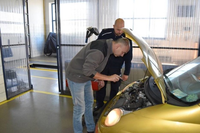 Policja zaprasza na akcję „Nie po oczach”. Sprawdź, czy twój samochód jest gotowy na jesień i zimę