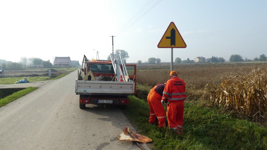 Drogowcy wymieniają znaki przy siedmiu trasach powiatowych.