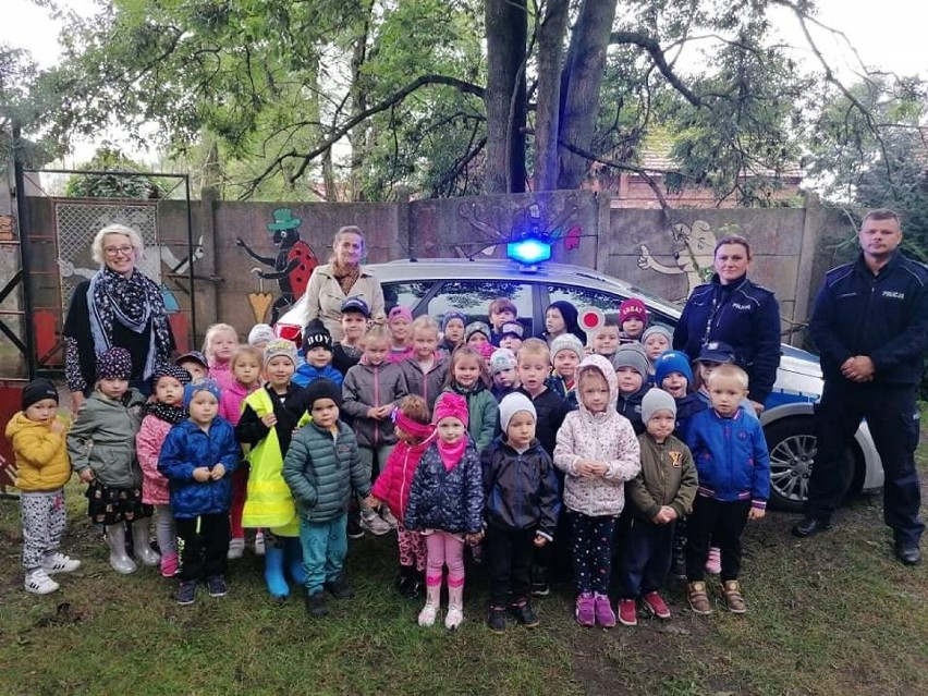 Rawicz. Przez cały wrzesień policjanci odwiedzali przedszkola i szkoły. Uczyli dzieci bezpiecznych zachowań [ZDJĘCIA]