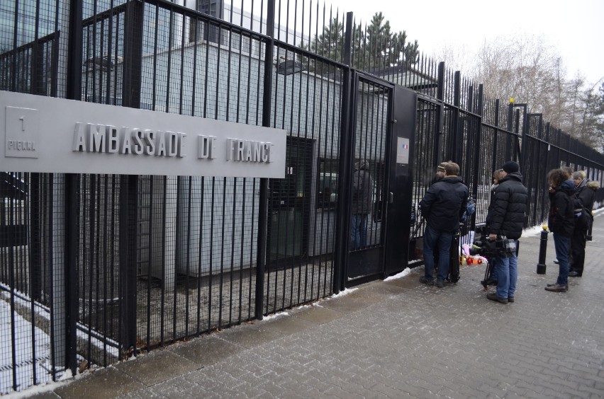 żałoba pod ambasadą francji