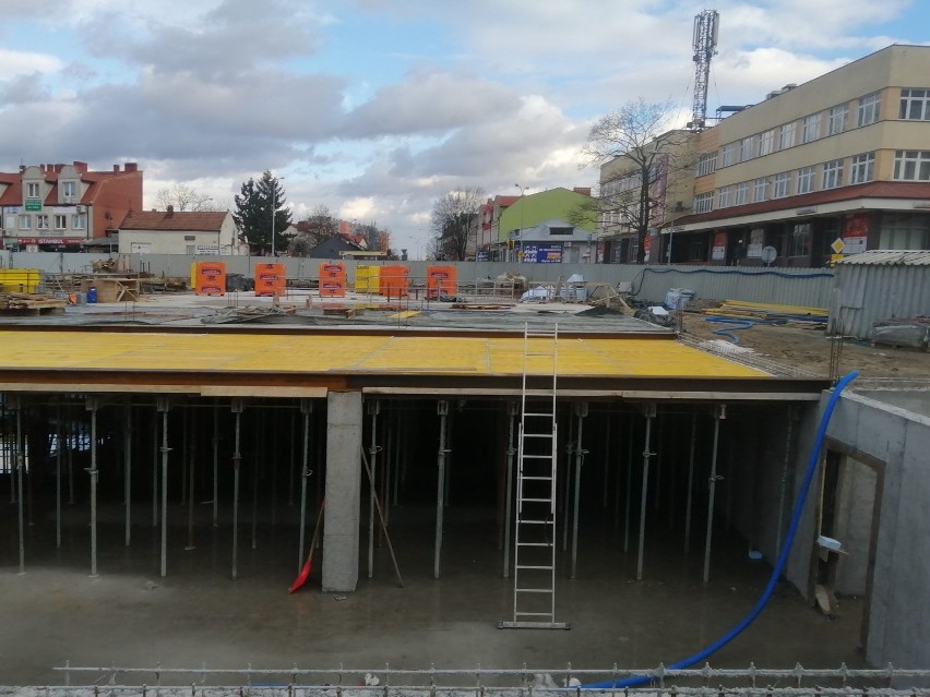 W centrum Tarnobrzega postępują prace budowlane na terenie,...
