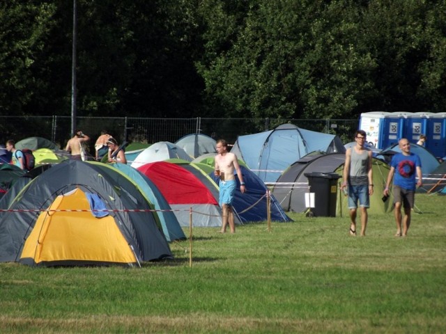 Pole namiotowe od wczesnych godzin południowych wypełniało się festiwalowiczami