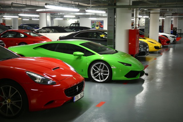 Supercar Club Poland. Odwiedziliśmy super parking w Warszawie. Stoją na nim ekskluzywne auta [ZDJĘCIA]