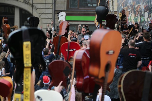 1 maja, godz. 10.00
Rynek we Wrocławiu

W ubiegłym roku „Hey Joe" Hendrixa zagrało aż 7411 gitarzystów, zatem do ustanowienia nowego rekordu potrzeba aż 7412 osób. Czy się uda? Zobaczymy.