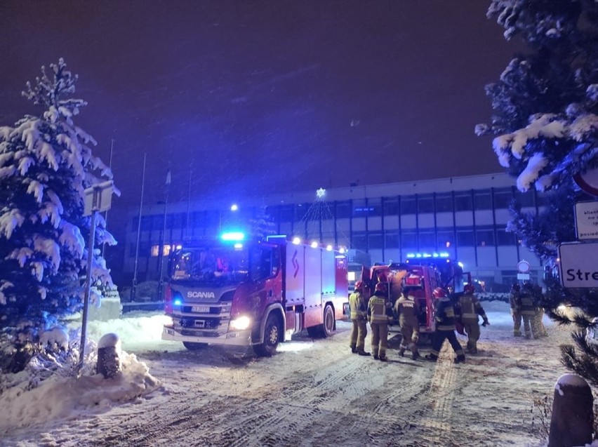 Zakopane. Podejrzana przesyłka w urzędzie miasta. Służby postawione na nogi. W środku listy z tkaninami adresowane do urzędników