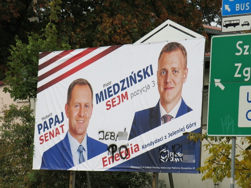 Billboardowa wojna w Jeleniej Górze. Wulgarne napisy na materiałach wyborczych PO i PiS