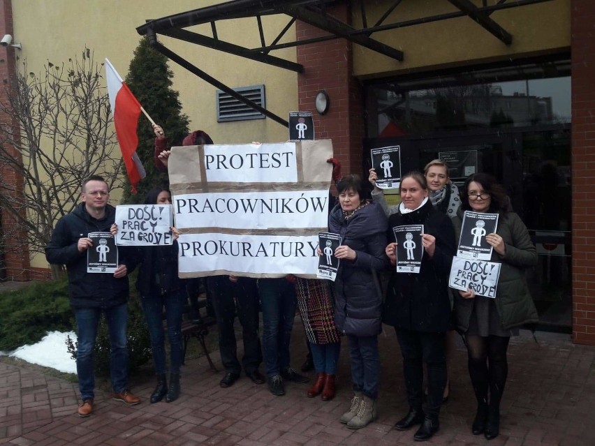 Protest pracowników sądu i prokuratury w Poddębicach