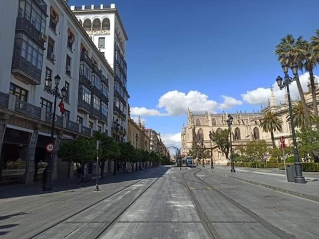 Avenida de la Constitucion - główna aleja Sevilli, prowadząca między innymi do katedry... Zwykle wiosną nie można tędy poruszać się w tłumie....