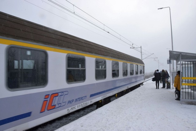 Peron w Wieluniu - wjazd pociągu z Krakowa do Poznania 12.12.2021