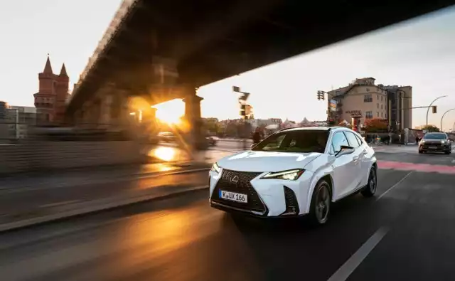 Lexus oferuje właśnie ostatnie egzemplarze modelu UX 250h w ofercie specjalnej. Te bardzo bogato wyposażone miejskie crossovery można nabyć z krótkim terminem odbioru i w bardzo atrakcyjnych cenach.