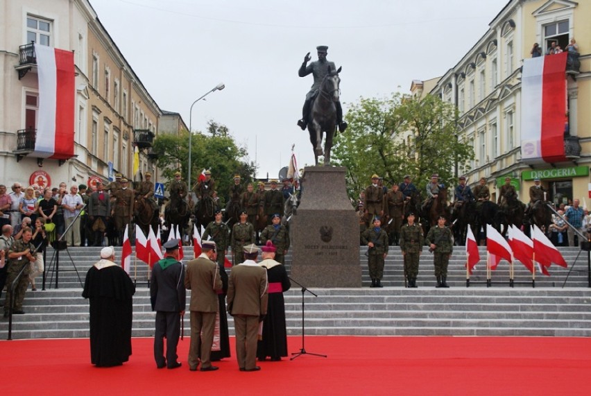 Policjanci zabezpieczali odsłonięcie pomnika