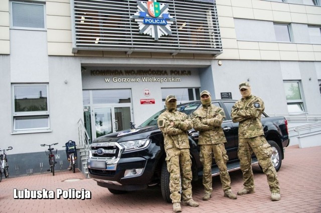 Policjanci Samodzielnego Pododdziału Kontrterrorystycznego Policji w Gorzowie Wlkp. wywalczyli III miejsce w Międzynarodowych Zawodach Wytrzymałościowo-Siłowych Służb Mundurowych „Uwierz, Walcz, Zwyciężaj”. 


We wtorek 9 lipca trzyosobowe drużyny rywalizowały ze sobą w trzech konkurencjach: tor przeszkód, wejście i zejście po linie oraz strzelanie. W rywalizacji wzięło udział kilkanaście zespołów żołnierzy i funkcjonariuszy służb mundurowych.

Nasza drużyna okazała się jedną z najlepszych – w klasyfikacji OPEN nasi policjanci wywalczyli trzecie miejsce. W ramach zawodów rozegrano również Mistrzostwa Polski Policji, w których zwyciężyli policjanci SPKP z Krakowa, a lubuscy kontrterroryści w klasyfikacji znaleźli się zaraz za nimi, zdobywając drugie miejsce w kategorii drużynowej.

Lubuscy kontrterroryści są profesjonalnie wyszkoleni, bezkompromisowi, silni i w 100 procentach zaangażowani w służbę. 

- Ich ważną i potrzebną służbę możemy najczęściej obserwować podczas spektakularnych realizacji, w których zatrzymują niebezpiecznych sprawców przestępstw oraz podczas zabezpieczenia poważnych wydarzeń, które mają miejsce w województwie lubuskim oraz całej Polsce. Ich profesjonalizm to efekt codziennych treningów, obozów sprawnościowych czy wyjazdów szkoleniowych podczas których podnoszą swoje umiejętności - wyjaśnia podkom. Maciej Kimet z zespołu prasowego lubuskiej policji.

WIDEO: Wypadki w czasie wakacji. Policja stworzyła aktualizowaną mapę
