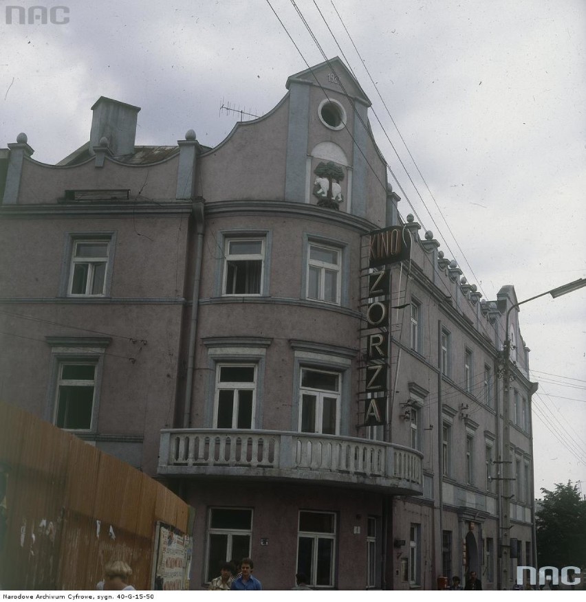Neorenesansowy Magistrat Miejski z attykami i herbem miasta. Na budynku neon kina "Zorza" - 1979-06-22