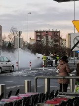 Pożar samochodu na parkingu Kauflandu. Interweniowała straż pożarna