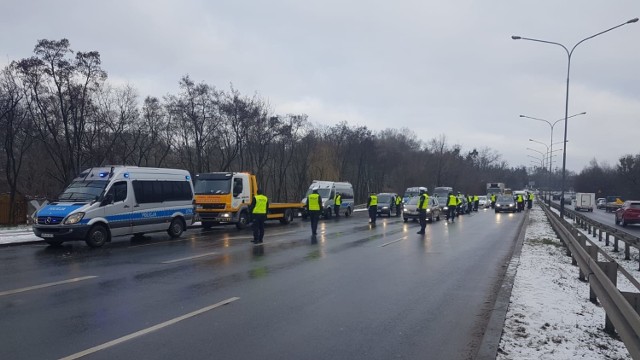 Spóźnienia do pracy, szkoły, szpitala, na spotkania czy samolot – takie konsekwencje poniedziałkowej akcji policji na ul. Niestachowskiej zgłaszali nam czytelnicy.