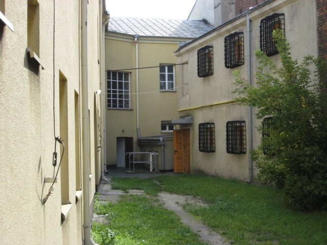 W podwórzu znajduje się areszt, w którym przetrzymywano ludzi przeznaczonych do wywózki do obozów pracy oraz przesłuchiwanych przez UB. Fot. Klaudia Sowiak