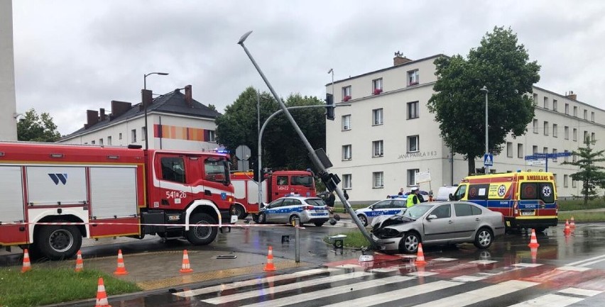 Rozbity radiowóz w Piekarach Śląskich. Doszło do wypadku. Dwóch policjantów trafiło do szpitala