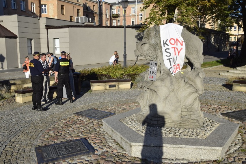 Akcja z koszulkami w Kielcach. Pomnik dzika Kiełka „ubrany” w Konstytucję. Policja w akcji