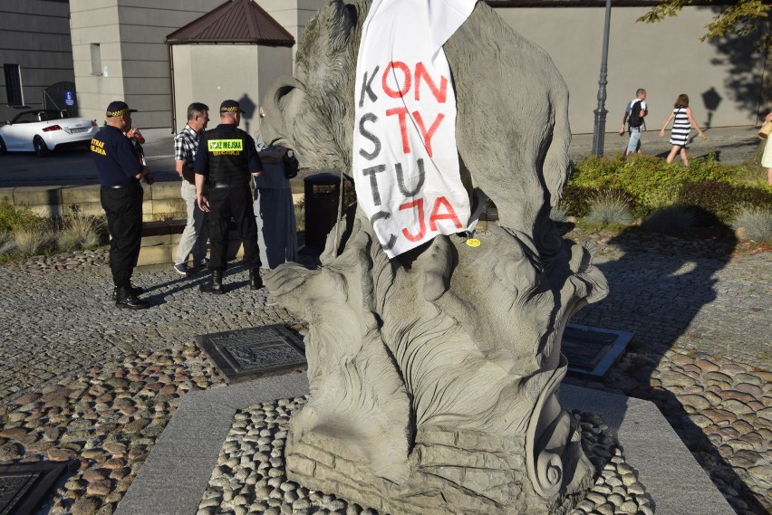 Akcja z koszulkami w Kielcach. Pomnik dzika Kiełka „ubrany” w Konstytucję. Policja w akcji