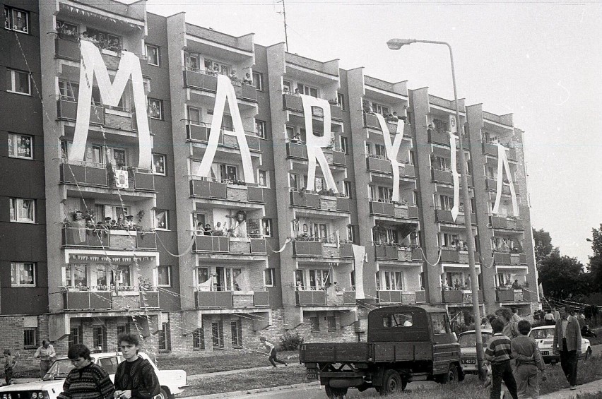 Wielki napis "Maryja" na bloku przy placu Kamińskiego