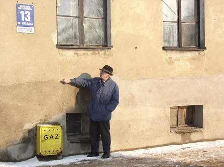 Jerzy Śliwa, mieszkaniec budynku przy ulicy Kossaka pokazuje pęknięcia na jego elewacji. Wg lokatorów, powstały one na skutek drgań, które powodują samochody jeżdżące po źle wykonanej ulicy.