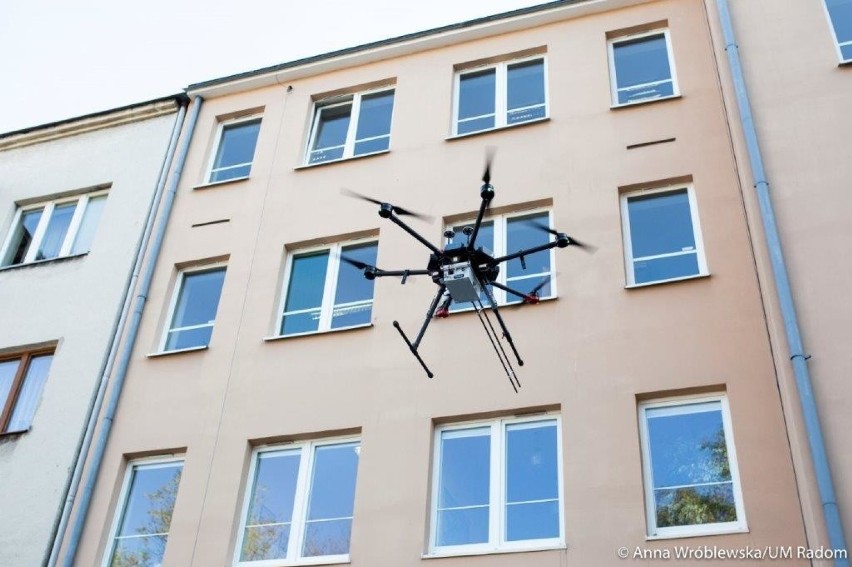 W Radomiu strażnicy miejscy dronem będą badać, czym palimy w naszych piecach