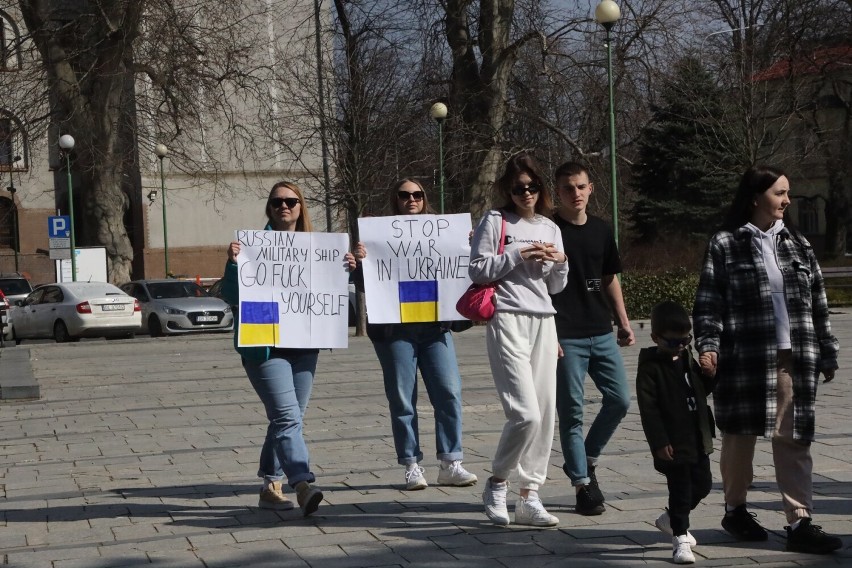 "Zamknąć niebo nad Ukrainą!". Uchodźcy z Ukrainy manifestowali na Placu Słowiańskim w Legnicy, zobaczcie zdjęcia