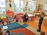 Policjantka z Aleksandrowa Kujawskiego na spotkaniu z dziećmi z przedszkola w Konecku [zdjęcia]