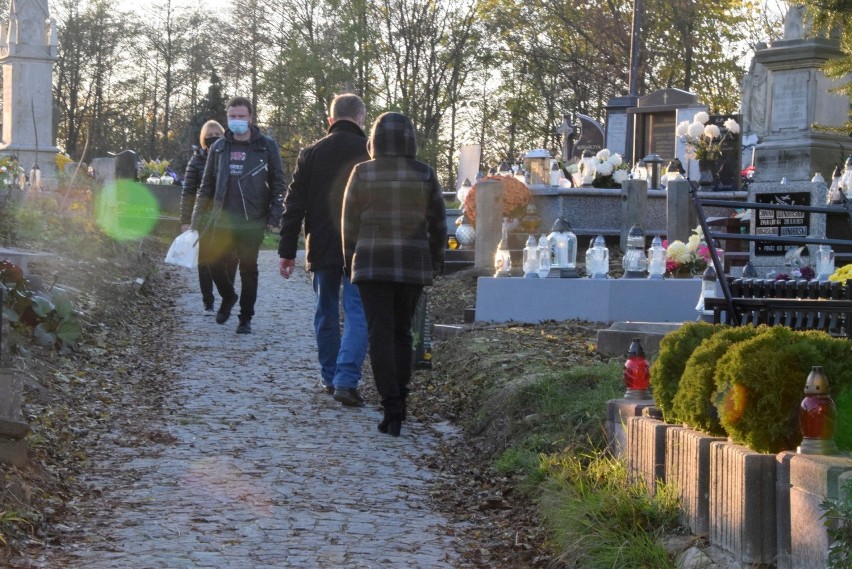 Niedziela na cmentarzu w Opatowie. Wiele osób odwiedziło groby swoich bliskich (ZDJĘCIA)