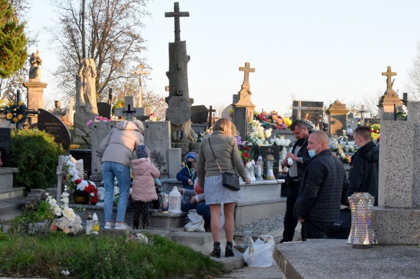 Niedziela na cmentarzu w Opatowie. Wiele osób odwiedziło groby swoich bliskich (ZDJĘCIA)