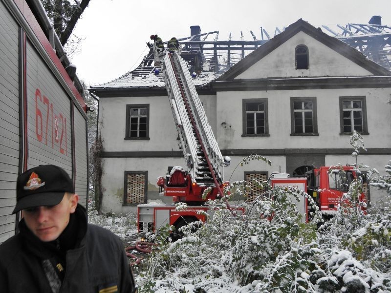 Pożar w Zabrzu-Mikulczycach. Spłonął dworek przy ul. Lipowej [WASZE ZDJĘCIA]