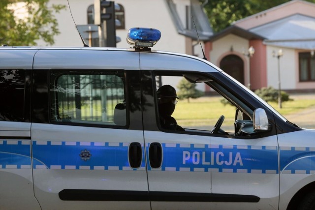 Akcja policji w Golubiu-Dobrzyniu. W trakcie próby zatrzymania mężczyzn podejrzewanych o kradzieże z włamaniem doszło do pościgu ulicami miasta. Sprawcy staranowali radiowóz i uciekli. Funkcjonariusze oddali strzały. W akcji ranny został policjant.