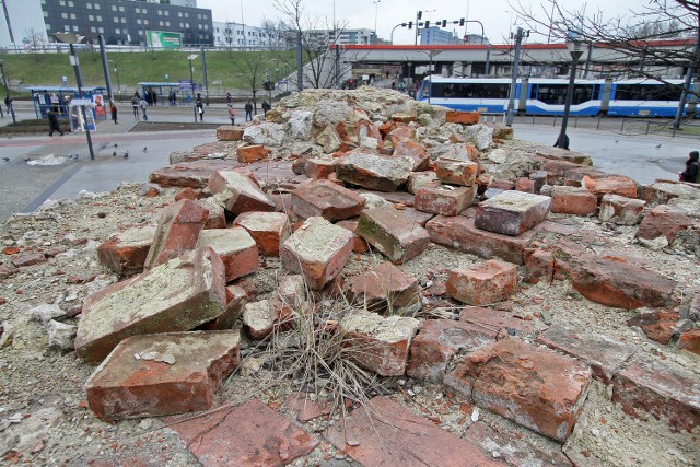 Pan Łukasz wskazuje na zepsutą studzienkę znajdującą się w przejściu ronda od strony al. Beliny-Prażmowskiego. - Zamiast betonowej pokrywy na samym środku jest tutaj dziura - skarży się krakowski rowerzysta.